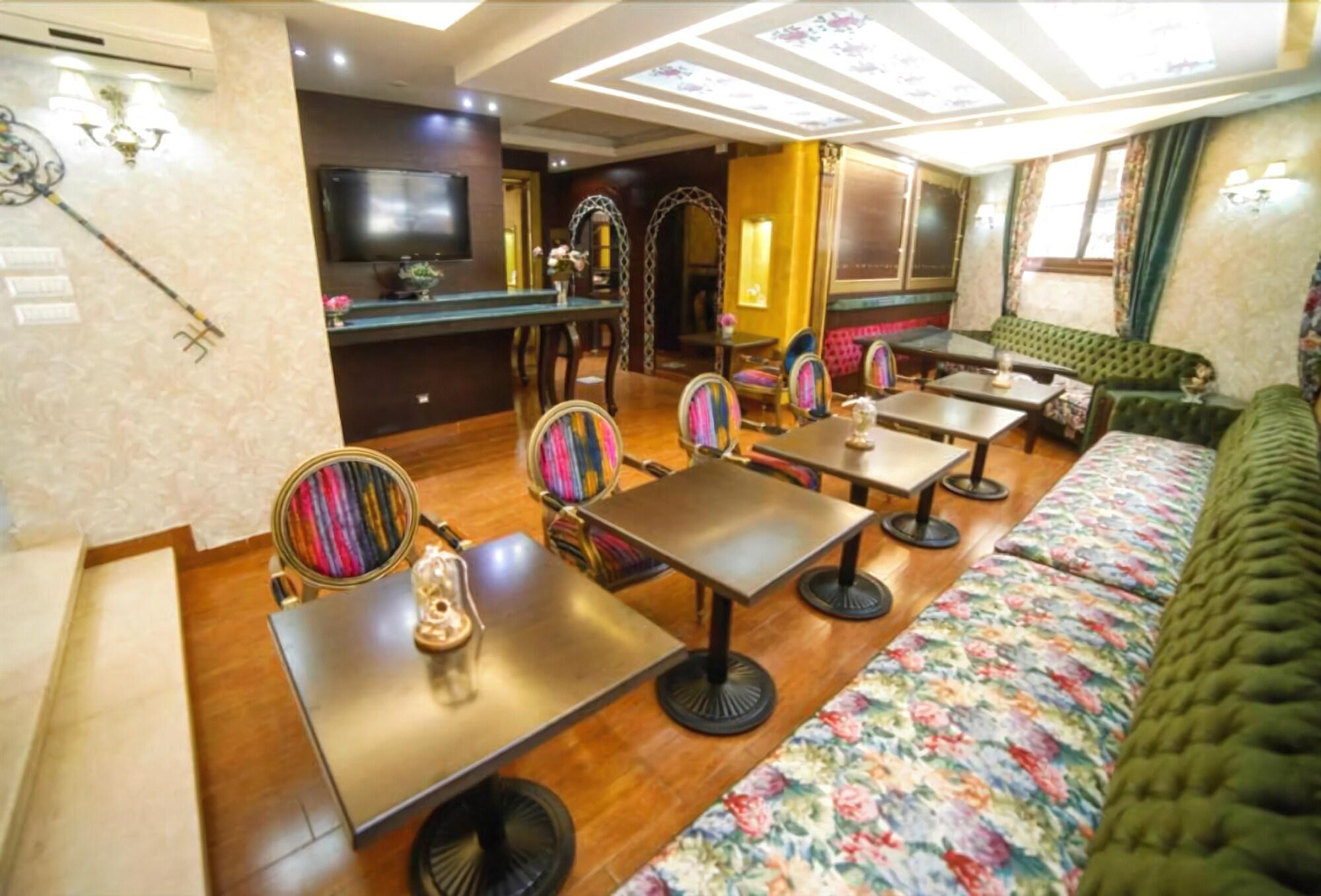 Queens Hotel 3*
